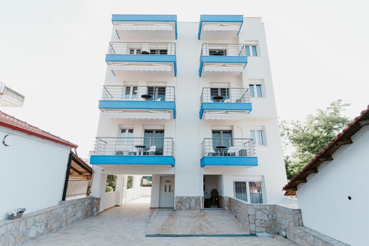 Blue And White Luxury Suites Nea Kallikrateia Buitenkant foto