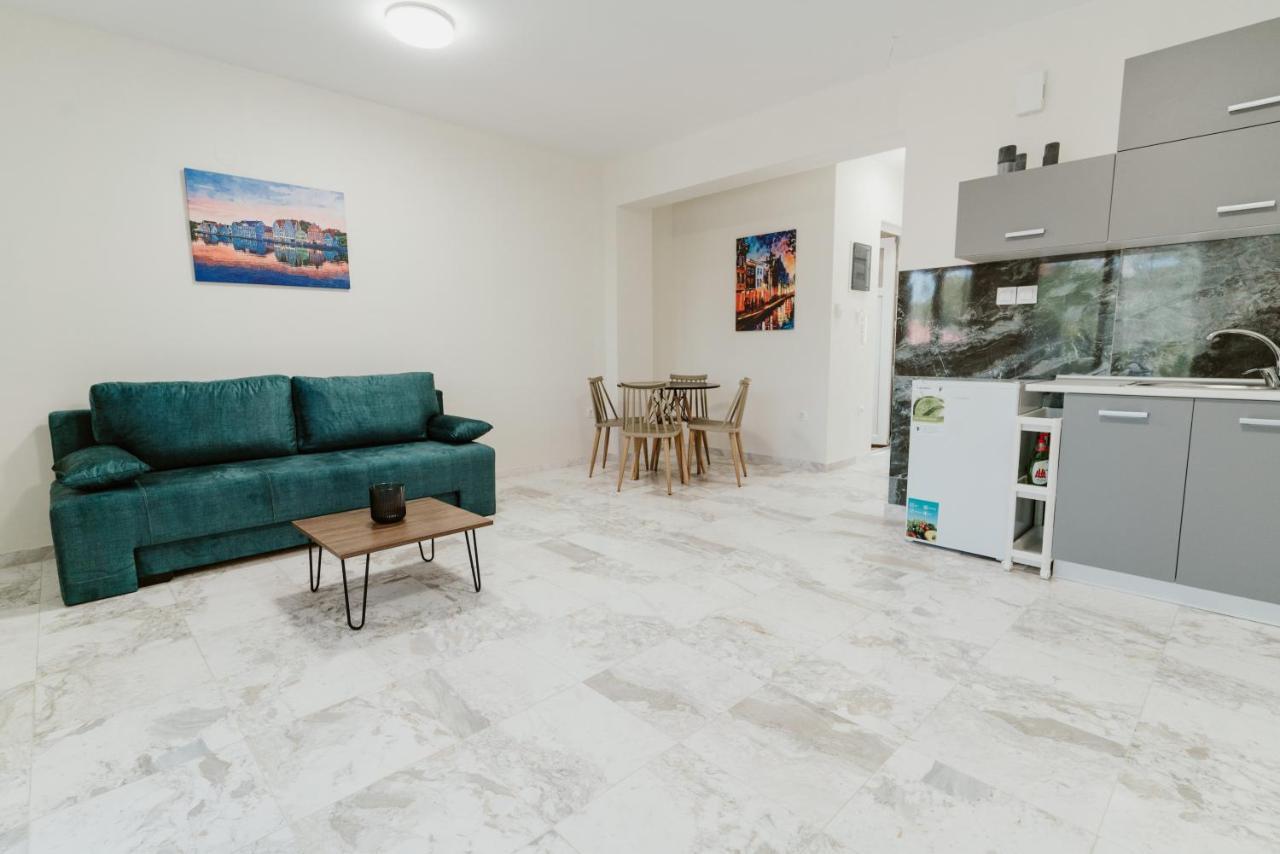 Blue And White Luxury Suites Nea Kallikrateia Buitenkant foto