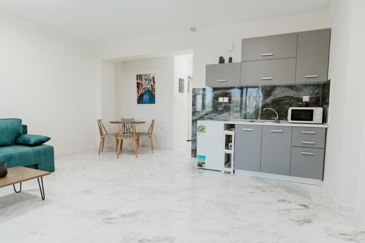 Blue And White Luxury Suites Nea Kallikrateia Buitenkant foto