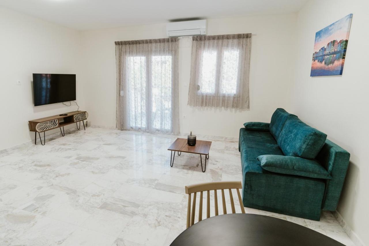 Blue And White Luxury Suites Nea Kallikrateia Buitenkant foto