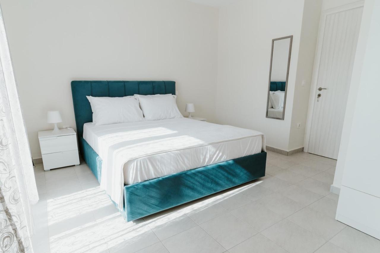 Blue And White Luxury Suites Nea Kallikrateia Buitenkant foto