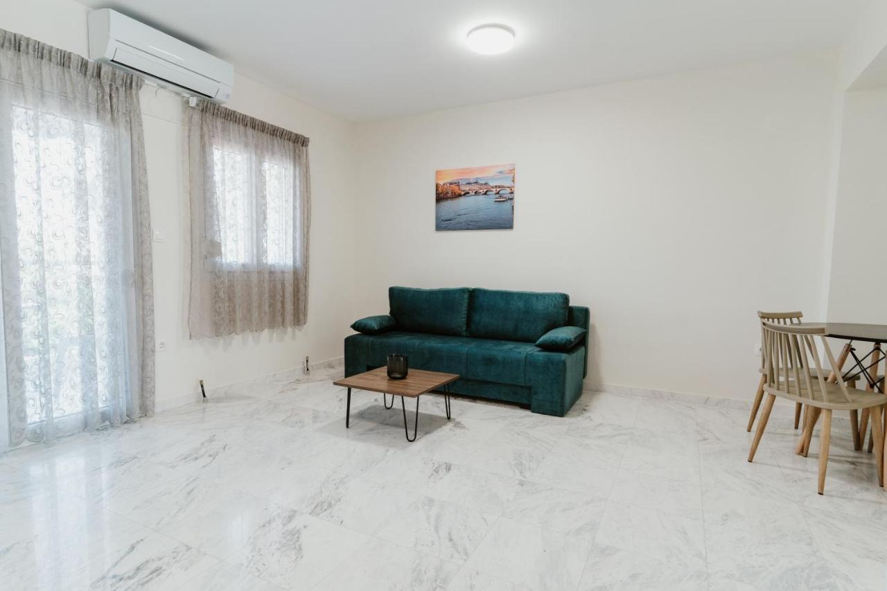 Blue And White Luxury Suites Nea Kallikrateia Buitenkant foto