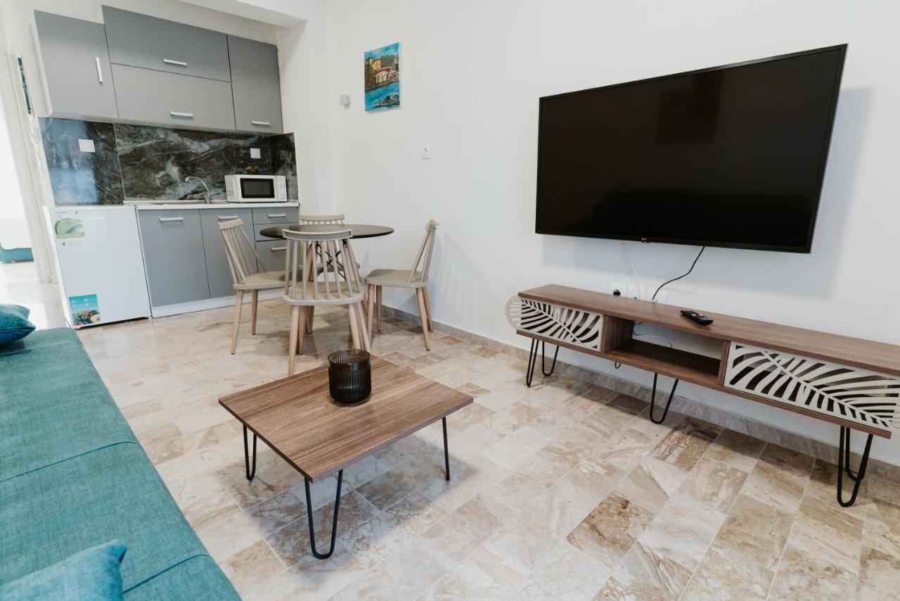 Blue And White Luxury Suites Nea Kallikrateia Buitenkant foto