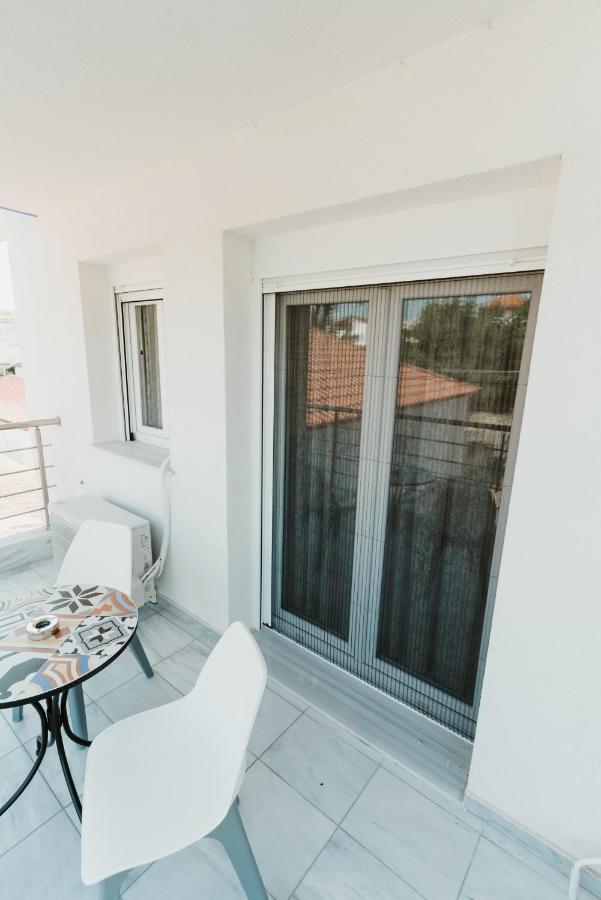 Blue And White Luxury Suites Nea Kallikrateia Buitenkant foto