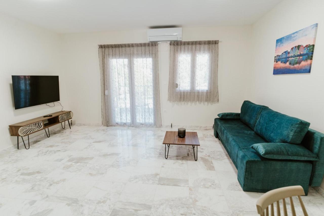 Blue And White Luxury Suites Nea Kallikrateia Buitenkant foto