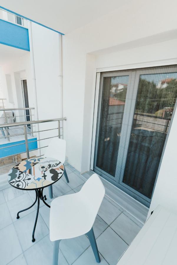 Blue And White Luxury Suites Nea Kallikrateia Buitenkant foto