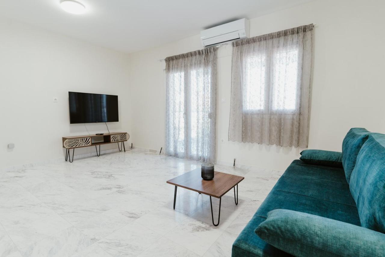 Blue And White Luxury Suites Nea Kallikrateia Buitenkant foto