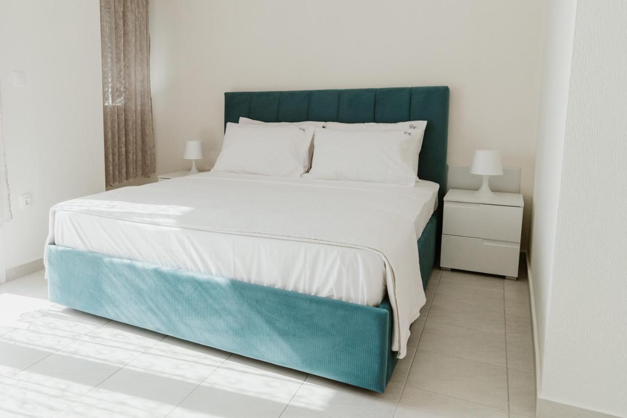 Blue And White Luxury Suites Nea Kallikrateia Buitenkant foto