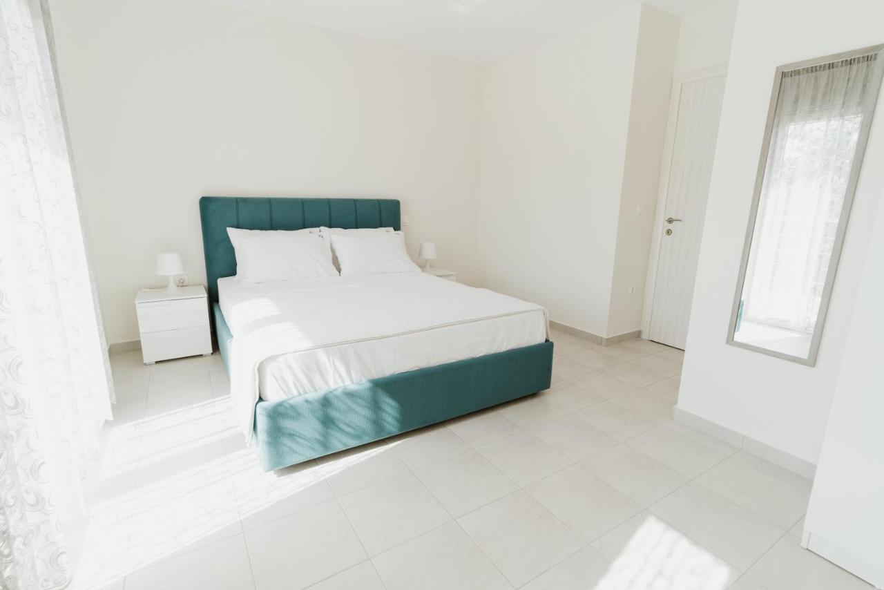Blue And White Luxury Suites Nea Kallikrateia Buitenkant foto