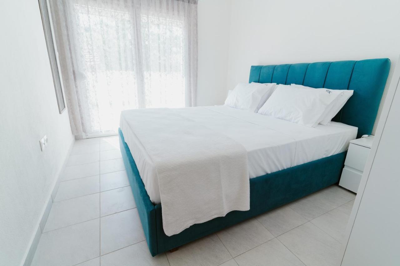 Blue And White Luxury Suites Nea Kallikrateia Buitenkant foto