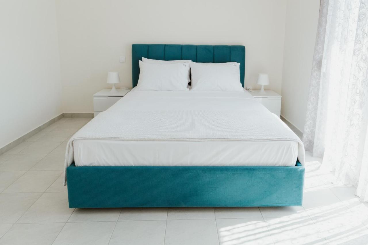 Blue And White Luxury Suites Nea Kallikrateia Buitenkant foto