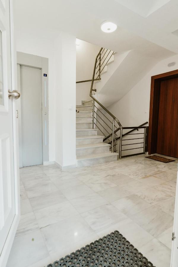 Blue And White Luxury Suites Nea Kallikrateia Buitenkant foto