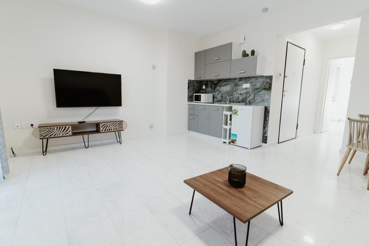 Blue And White Luxury Suites Nea Kallikrateia Buitenkant foto